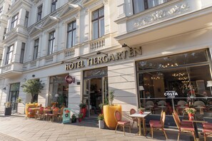 A hotel exterior with a sign reading 'HOTEL TIERGARTEN'. - Hotel Tiergarten Berlin (Berlin)