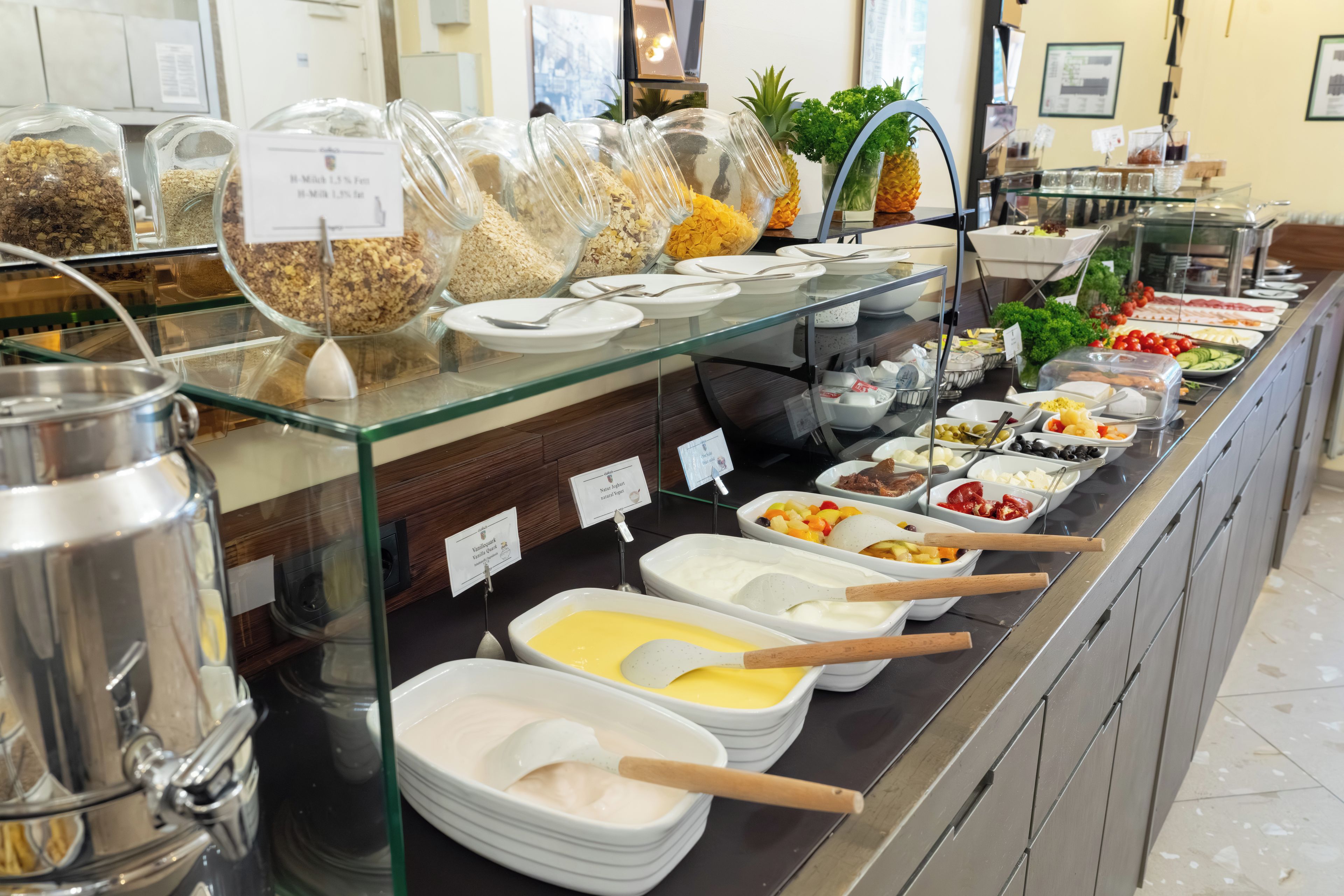 Un bufé con diferentes opciones de comida y recipientes.