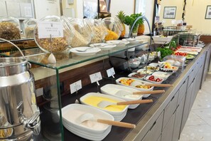 A buffet with various food items and containers. - Hotel Tiergarten Berlin (Berlin)