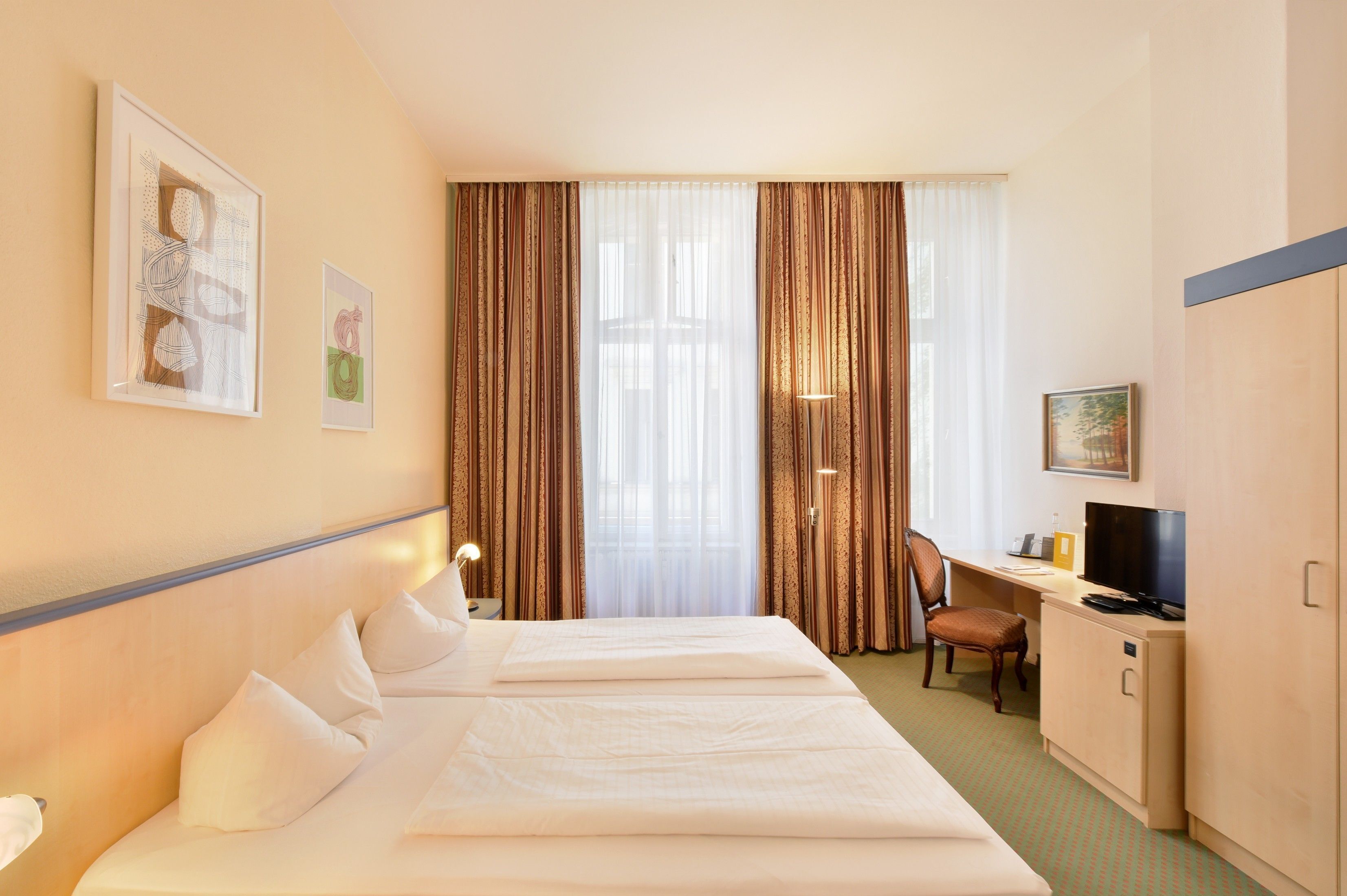 Ropa de cama de alta calidad, colchones con pillow-top y minibar 