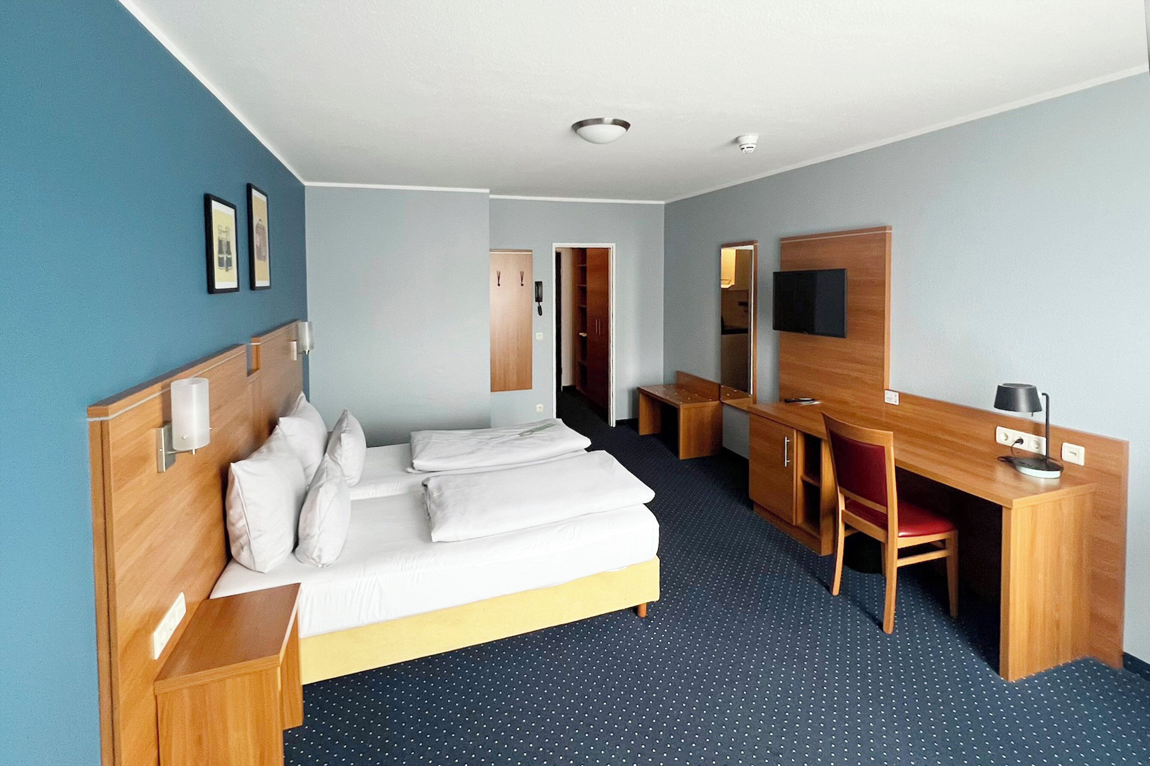 尊榮客房, 1 張特大雙人床, 花園景觀 | 客房內保險箱、書桌、隔音、熨斗/熨衣板