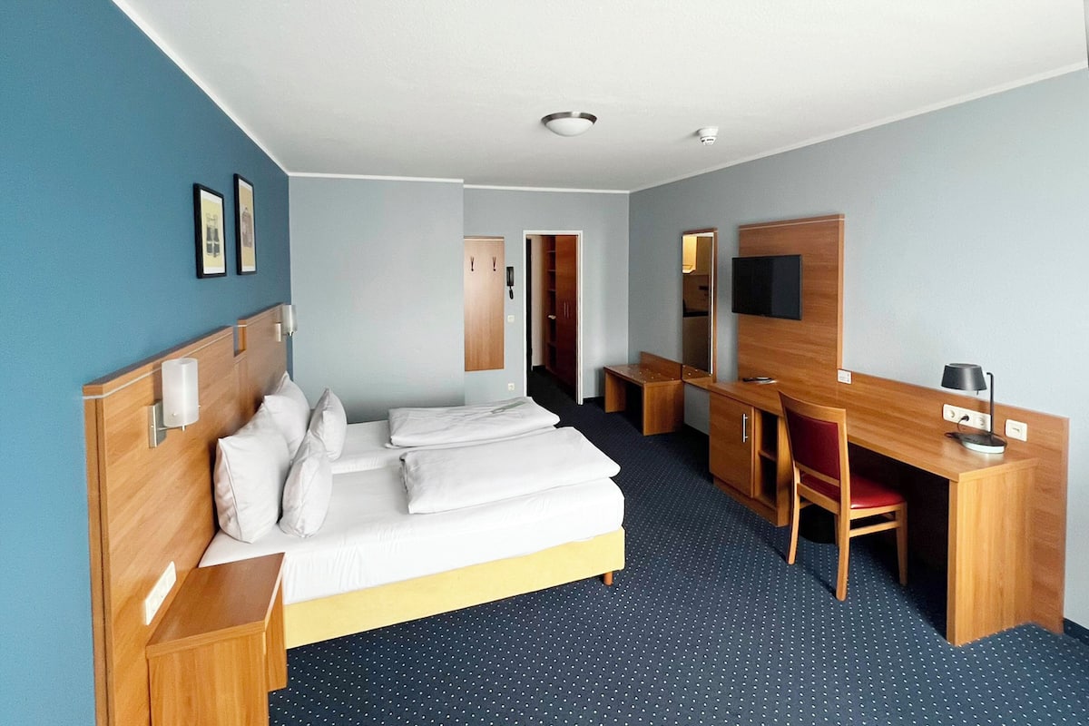 Chambre Prestige, 1 très grand lit, vue sur le jardin | Coffre-fort, bureau, système dâinsonorisation, fer et planche Ă repasser