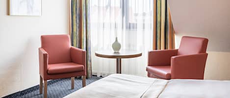 Zimmersafe, Schreibtisch, schallisolierte Zimmer, Bügeleisen/Bügelbrett