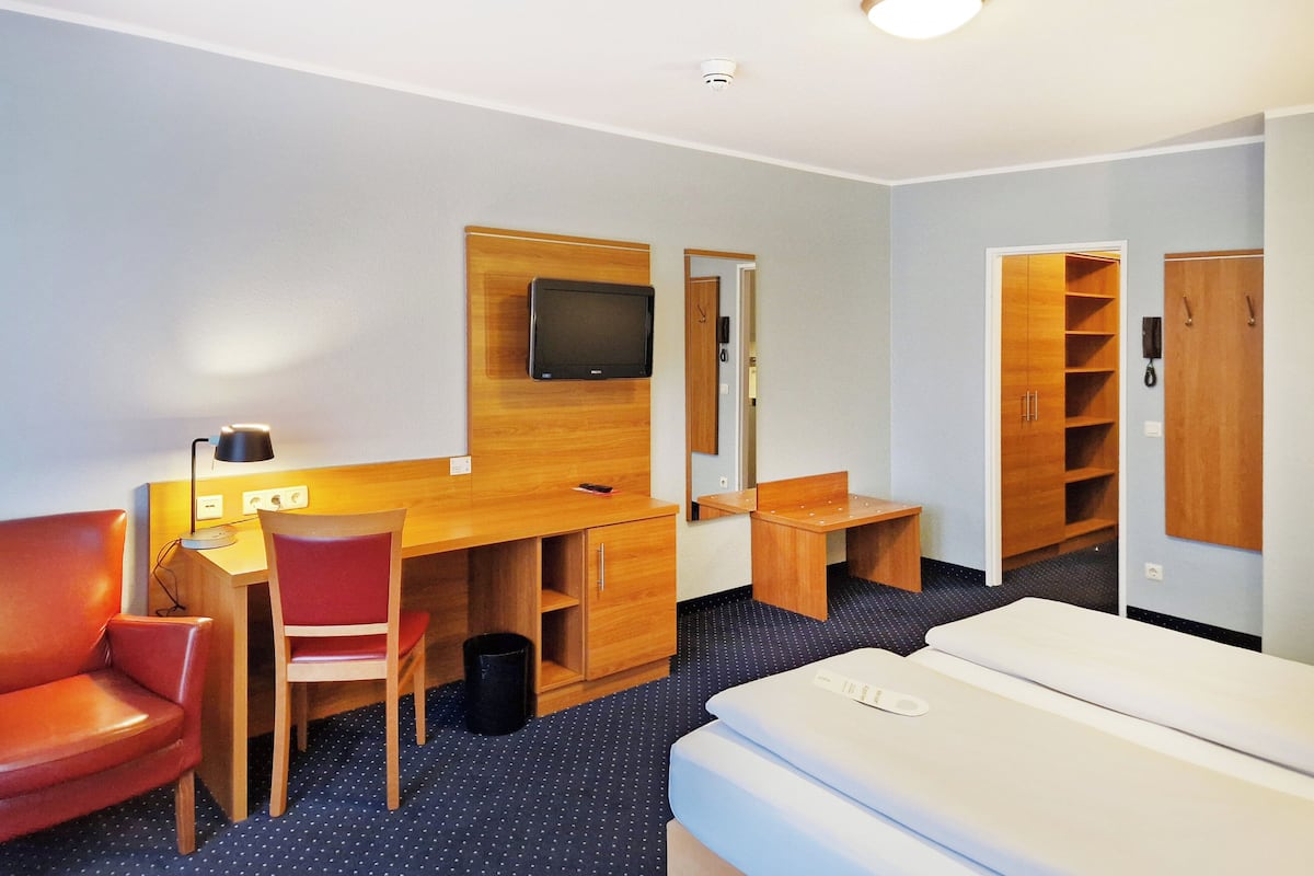 Caja de seguridad en la habitación y escritorio