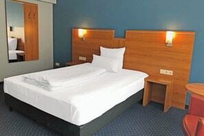 Standard Room, 1 Queen Bed | In-room safe, desk, soundproofing, iron/ironing board