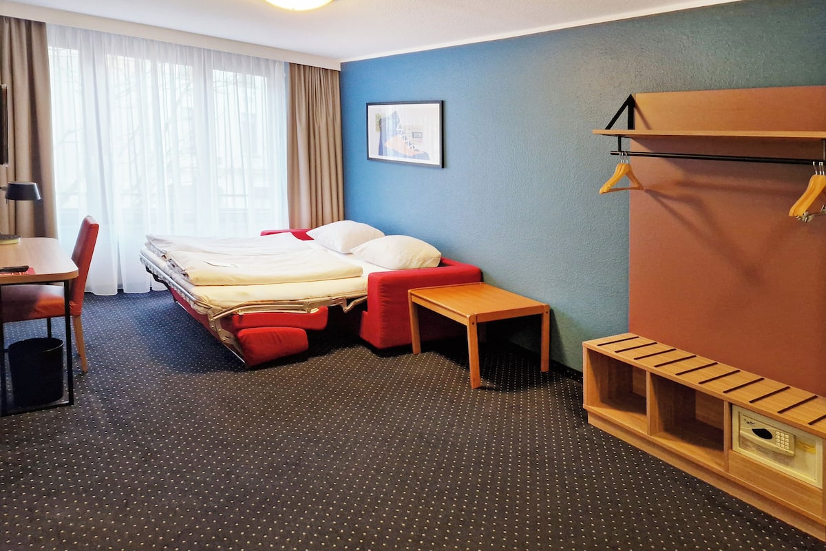 Caja de seguridad en la habitación y escritorio