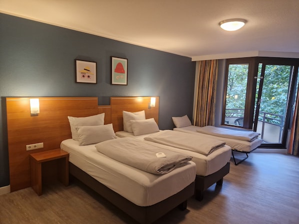 Coffre-fort, bureau, système d’insonorisation, fer et planche à repasser