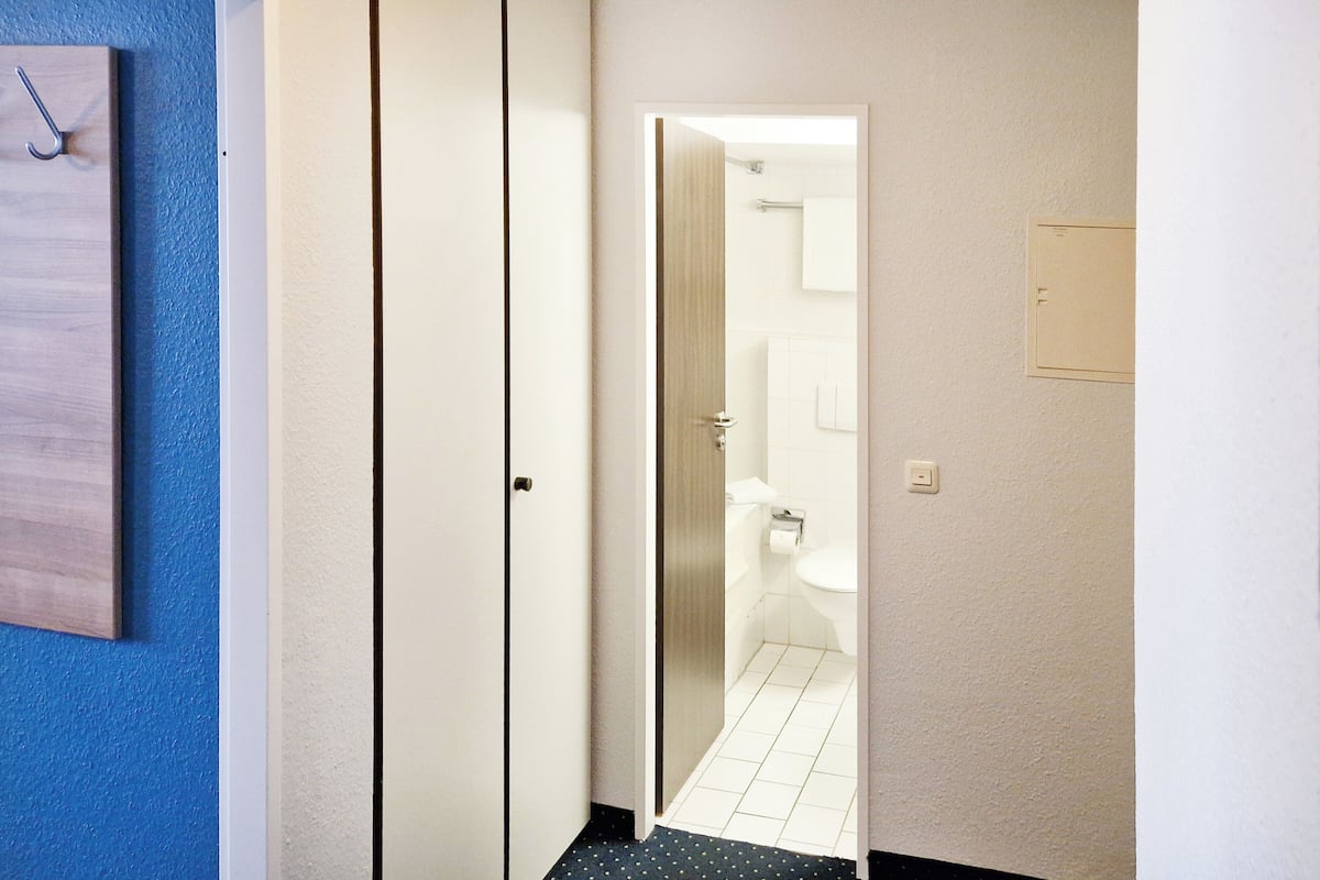 Caja de seguridad en la habitación y escritorio