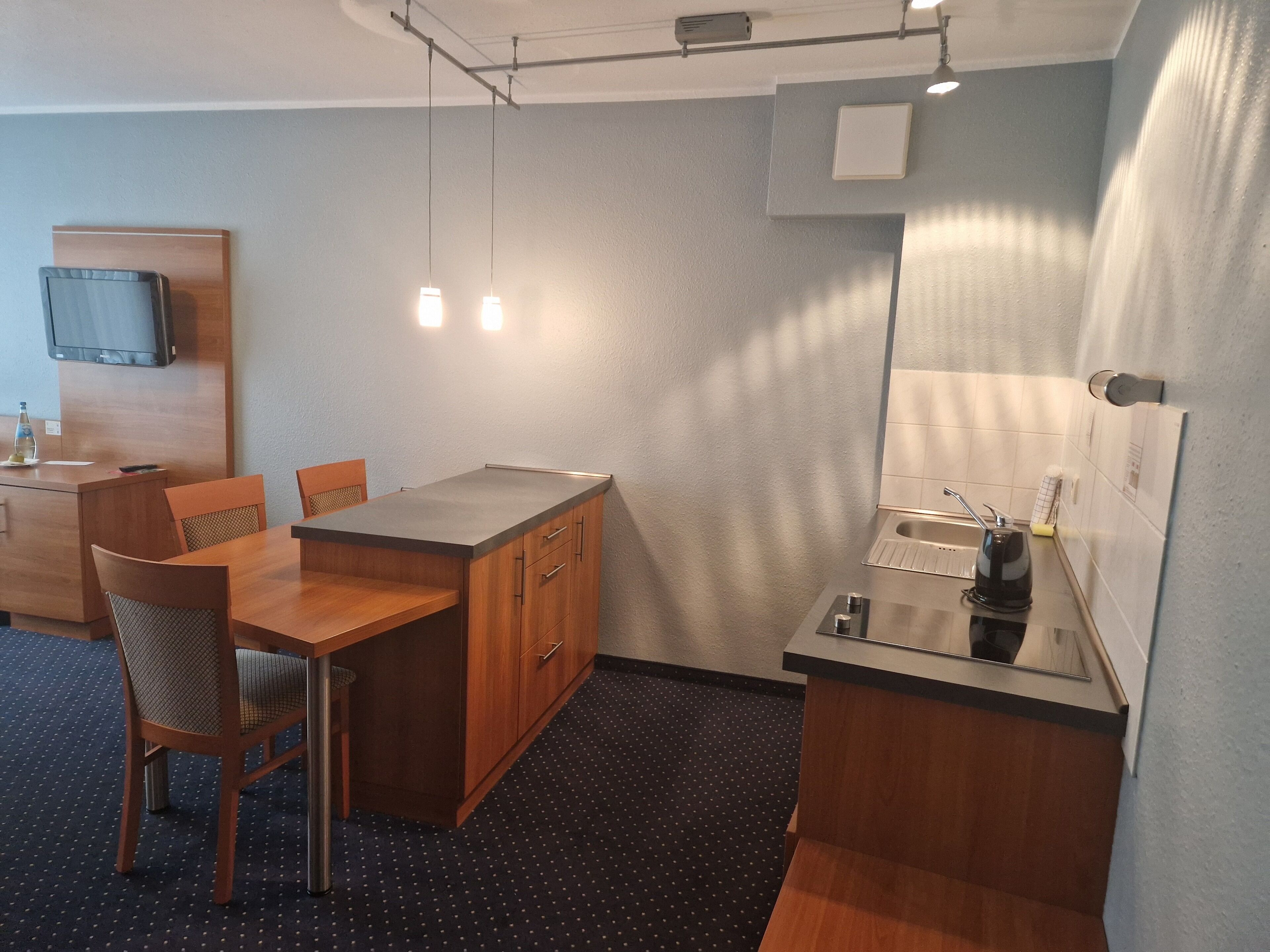 Sviitti, 1 makuuhuone (with Kitchen Area) | Tallelokero huoneessa, työpöytä, äänieristys, silitysrauta/-lauta