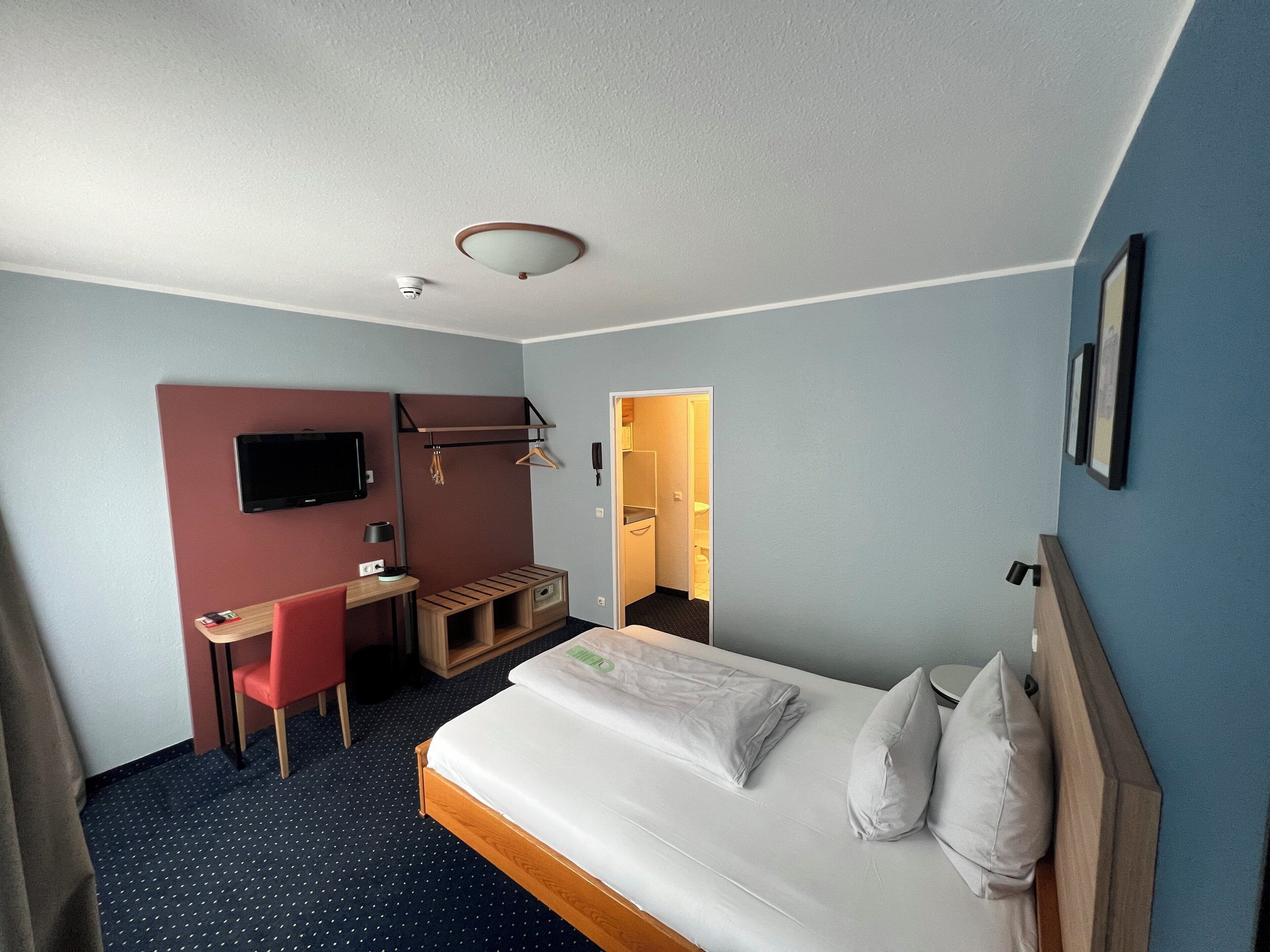 客房內保險箱、書桌、隔音、熨斗/熨衣板