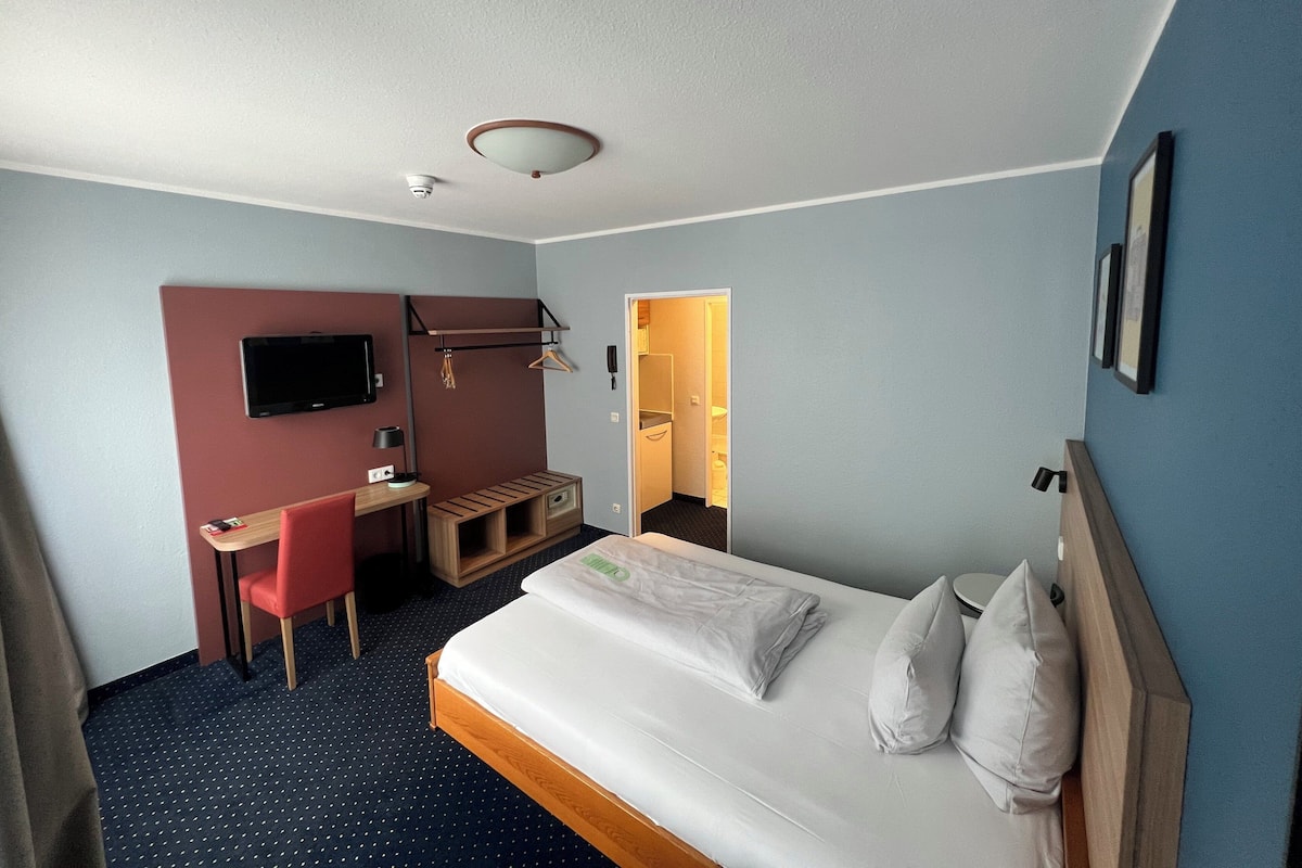 Zimmersafe, Schreibtisch, schallisolierte Zimmer, Bügeleisen/Bügelbrett