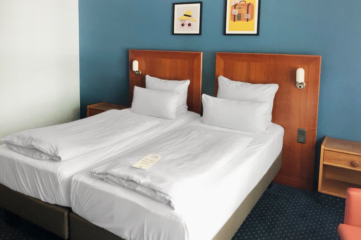 Chambre Standard, 2 lits jumeaux | Coffre-fort, bureau, système dâinsonorisation, fer et planche Ă repasser