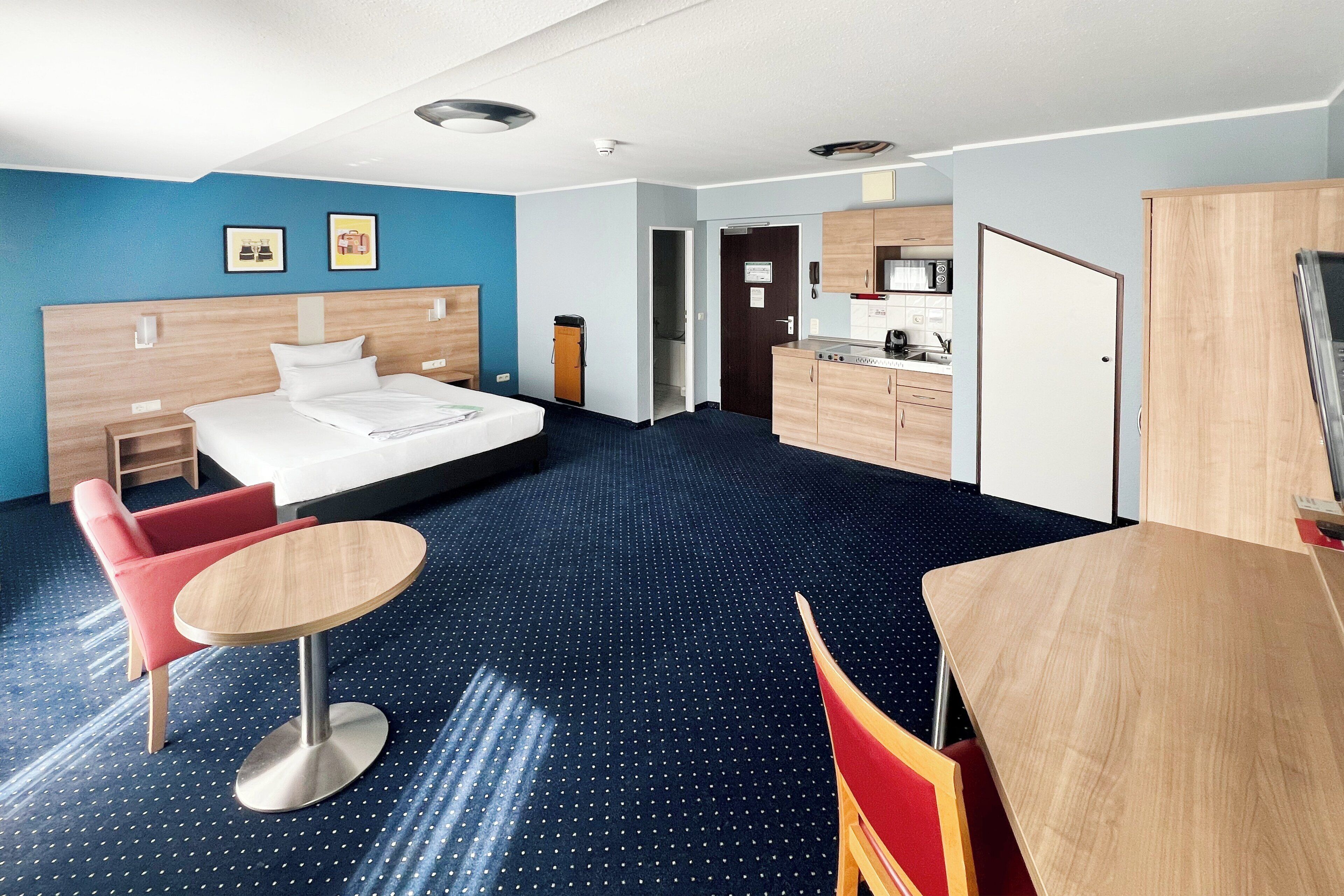 客房內保險箱、書桌、隔音、熨斗/熨衣板