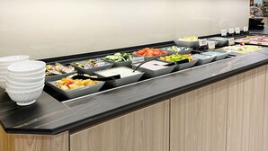 A buffet with various food items and labeled containers. - Garner Hotel Bochum by IHG (Bochum)