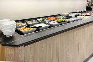 Petit déjeuner buffet servi les week-ends (19 EUR par personne)