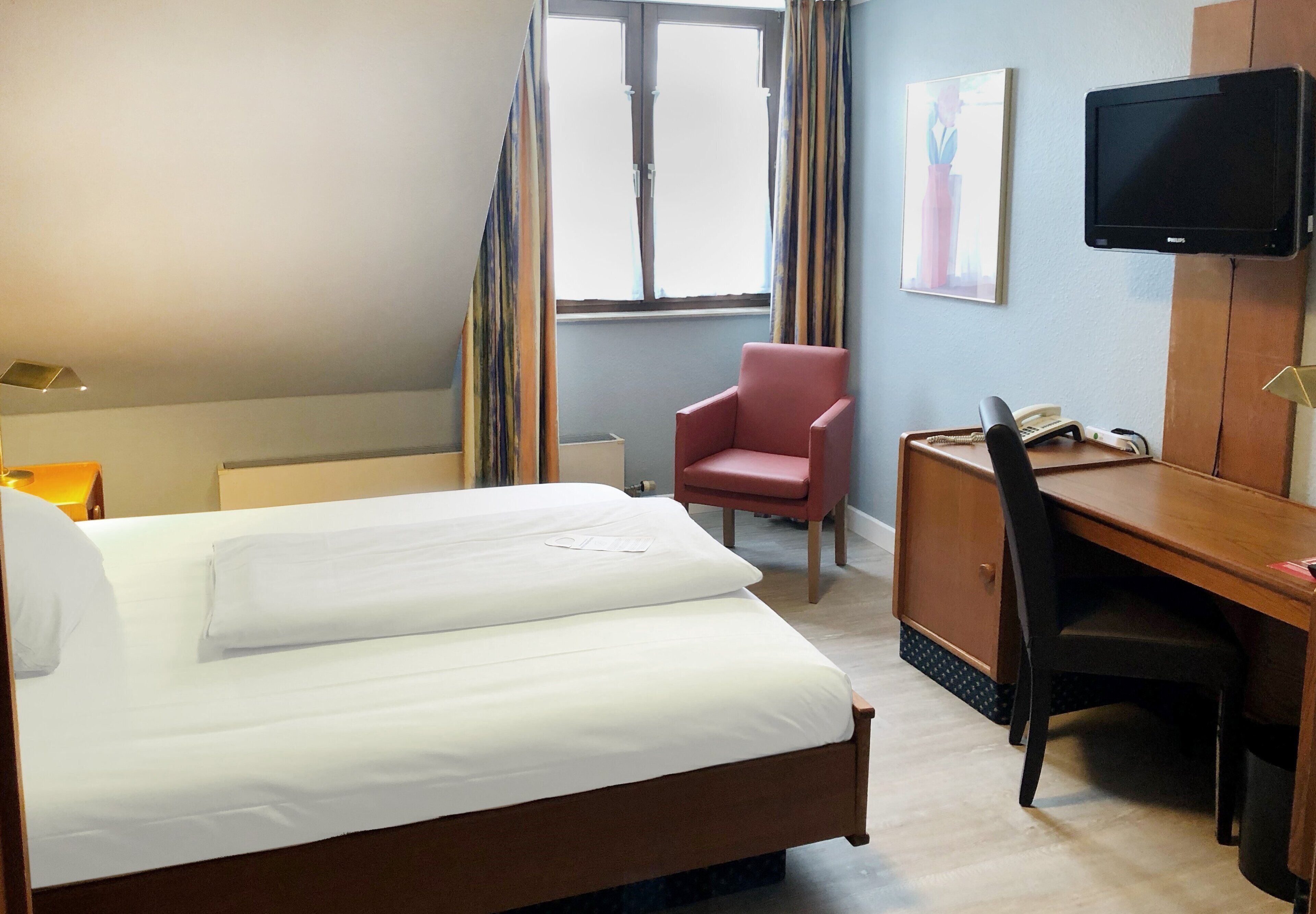 客房內保險箱、書桌、隔音、熨斗/熨衣板