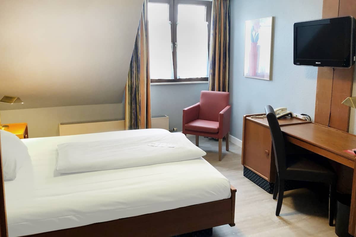 Coffre-fort, bureau, système dâinsonorisation, fer et planche Ă repasser