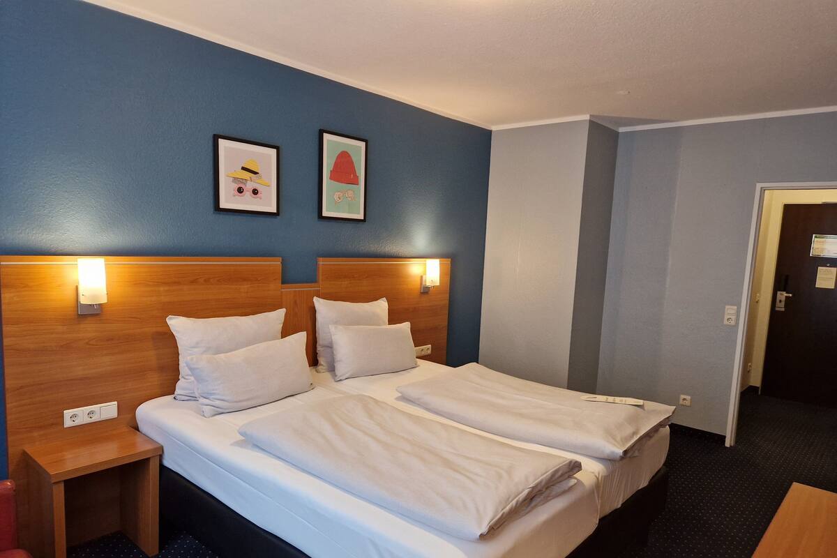 Standaard kamer, 1 queensize bed, uitzicht op tuin | Een kluis op de kamer, een bureau, geluiddichte muren