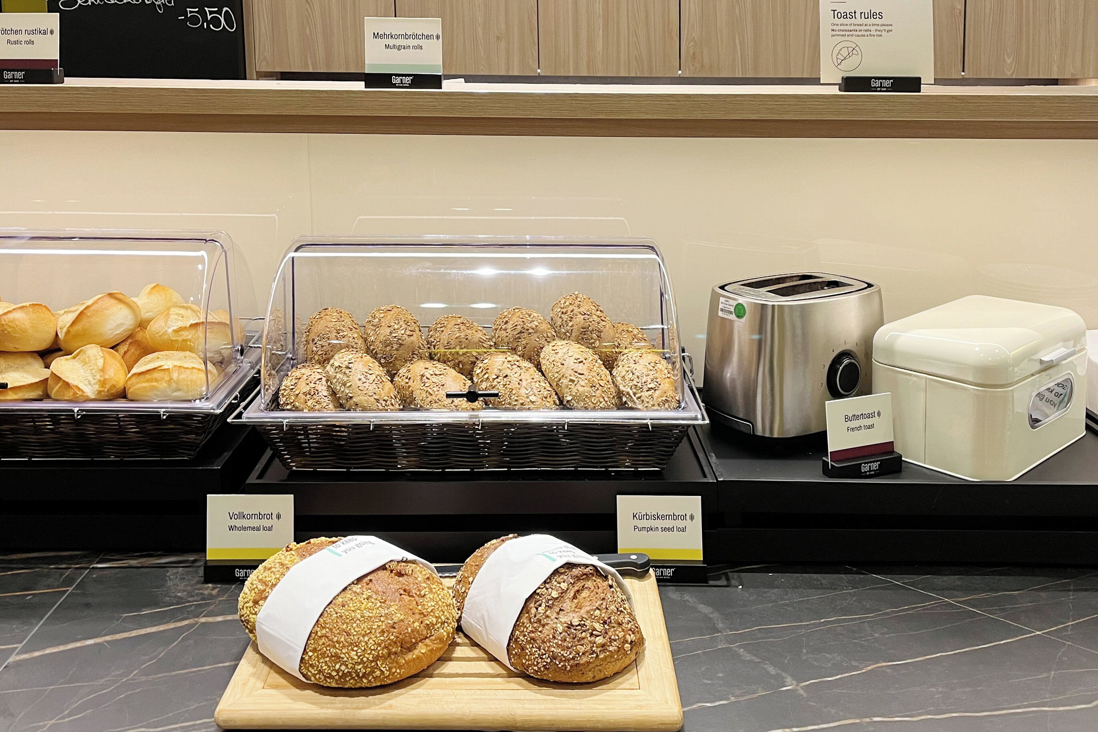 Een bakkerijvitrine met verschillende soorten brood en een broodrooster.