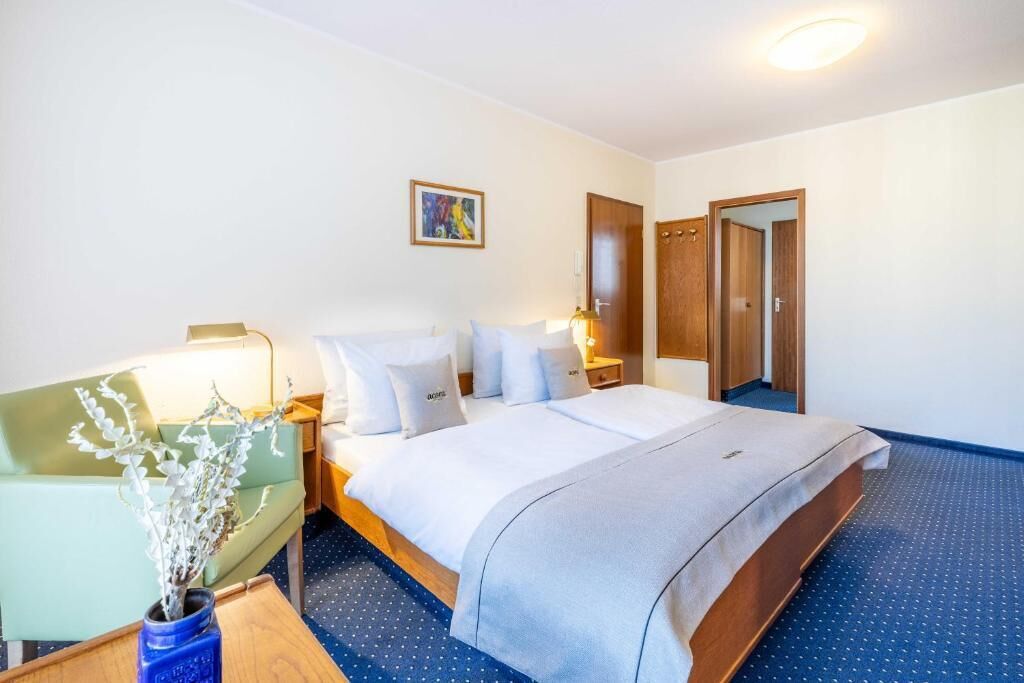 Hypo-allergenic bedding, minibar, in-room safe, desk