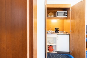 Hypo-allergenic bedding, minibar, in-room safe, desk