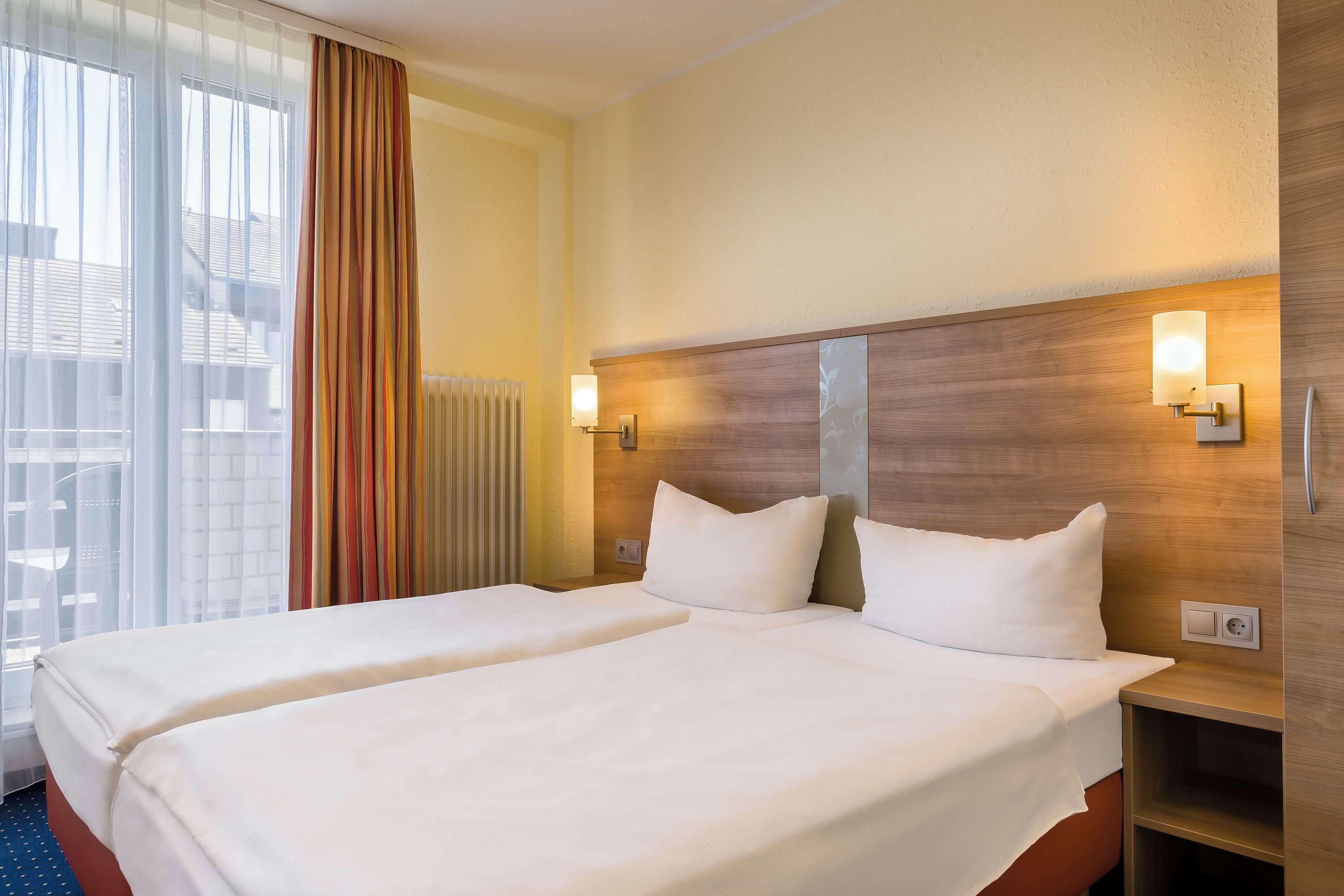 Hypo-allergenic bedding, minibar, in-room safe, desk