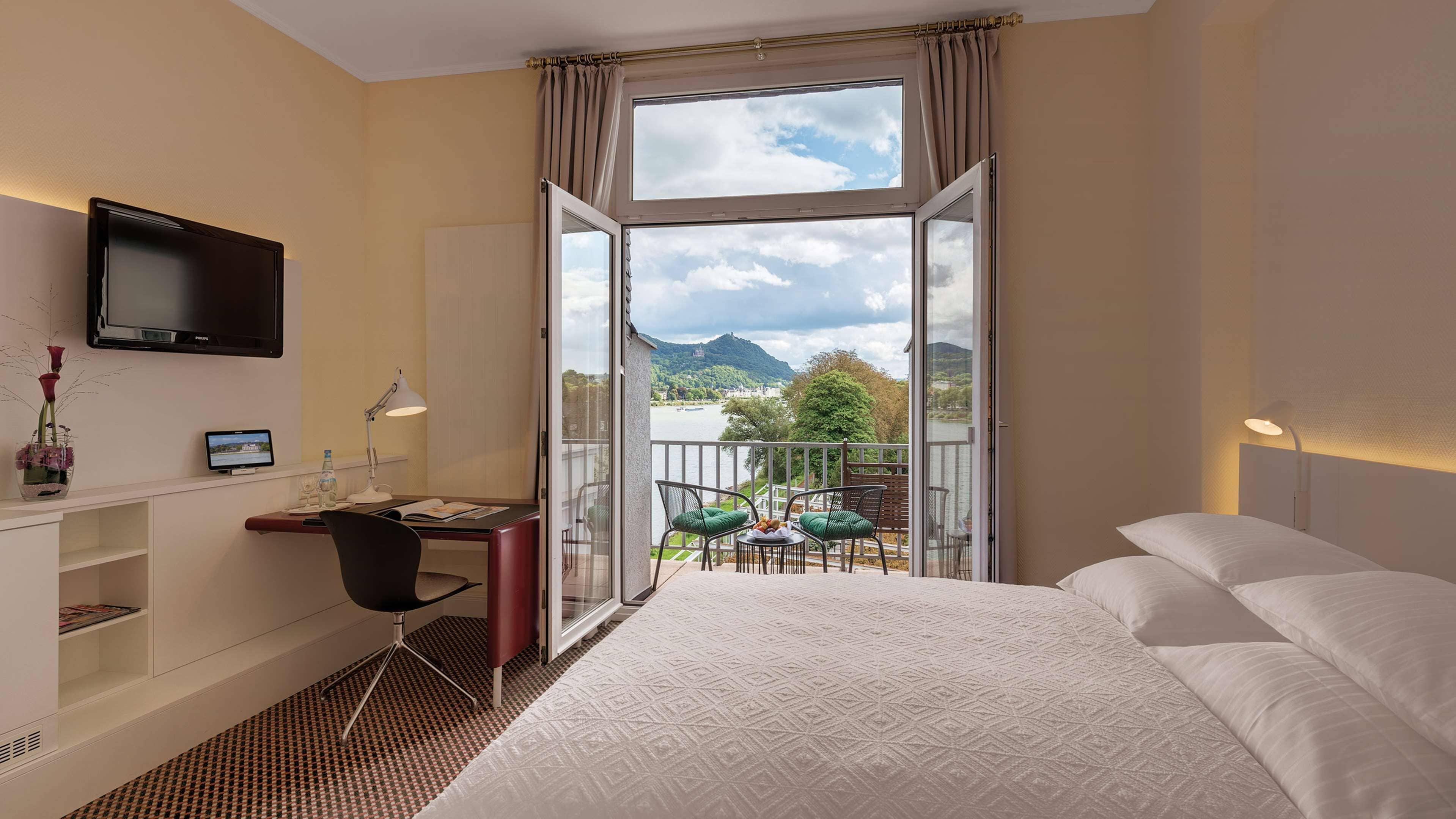 1 bedroom, hypo-allergenic bedding, desk, blackout curtains