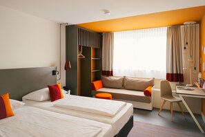 1 bedroom, hypo-allergenic bedding, desk, laptop workspace