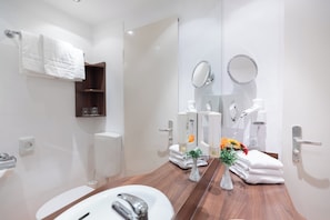 Deluxe Double Room (Three People) | Bathroom | Towels