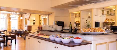 Free daily buffet breakfast