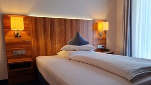 컴포트룸, 퀸사이즈침대 1개, 발코니 (Larger Room;Quiet Location) | 객실 내 금고, 무료 WiFi, 침대 시트