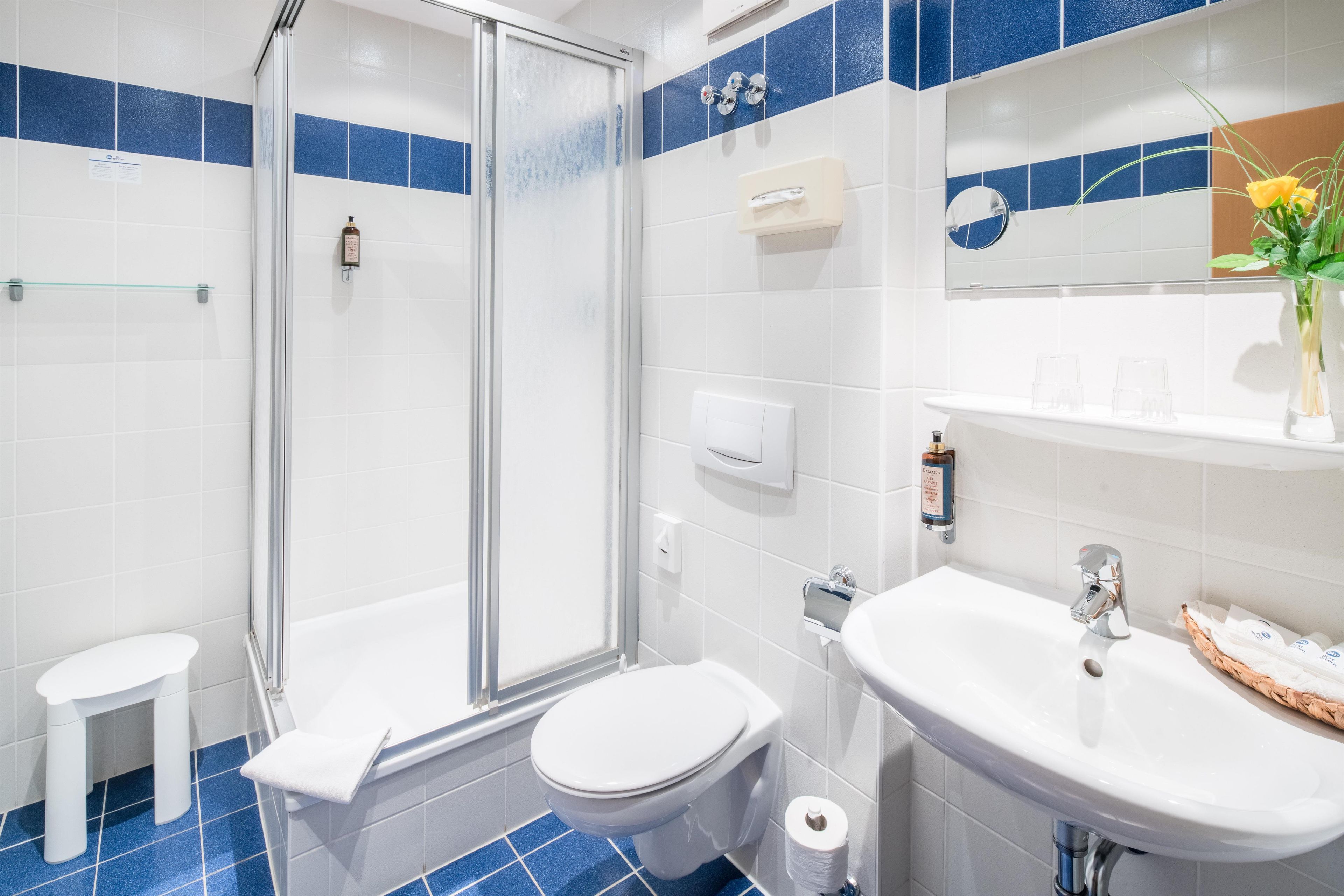 Standardzimmer, 2 Einzelbetten | Badezimmer | Kostenlose Toilettenartikel, Haartrockner, Handtücher
