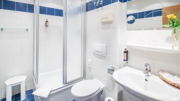 Standardzimmer, 2 Einzelbetten | Badezimmer | Kostenlose Toilettenartikel, Haartrockner, Handtücher