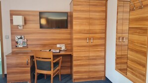 컴포트룸, 퀸사이즈침대 1개, 발코니 (Larger Room;Quiet Location) | 객실 내 금고, 무료 WiFi, 침대 시트