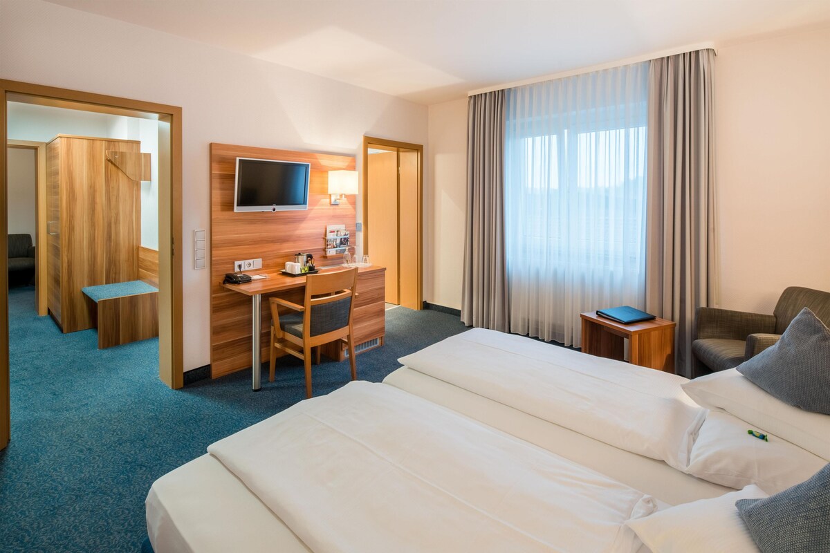 Chambre familiale, 3 lits jumeaux | Coffre-fort, accès au Wi-Fi (inclus), literie fournie