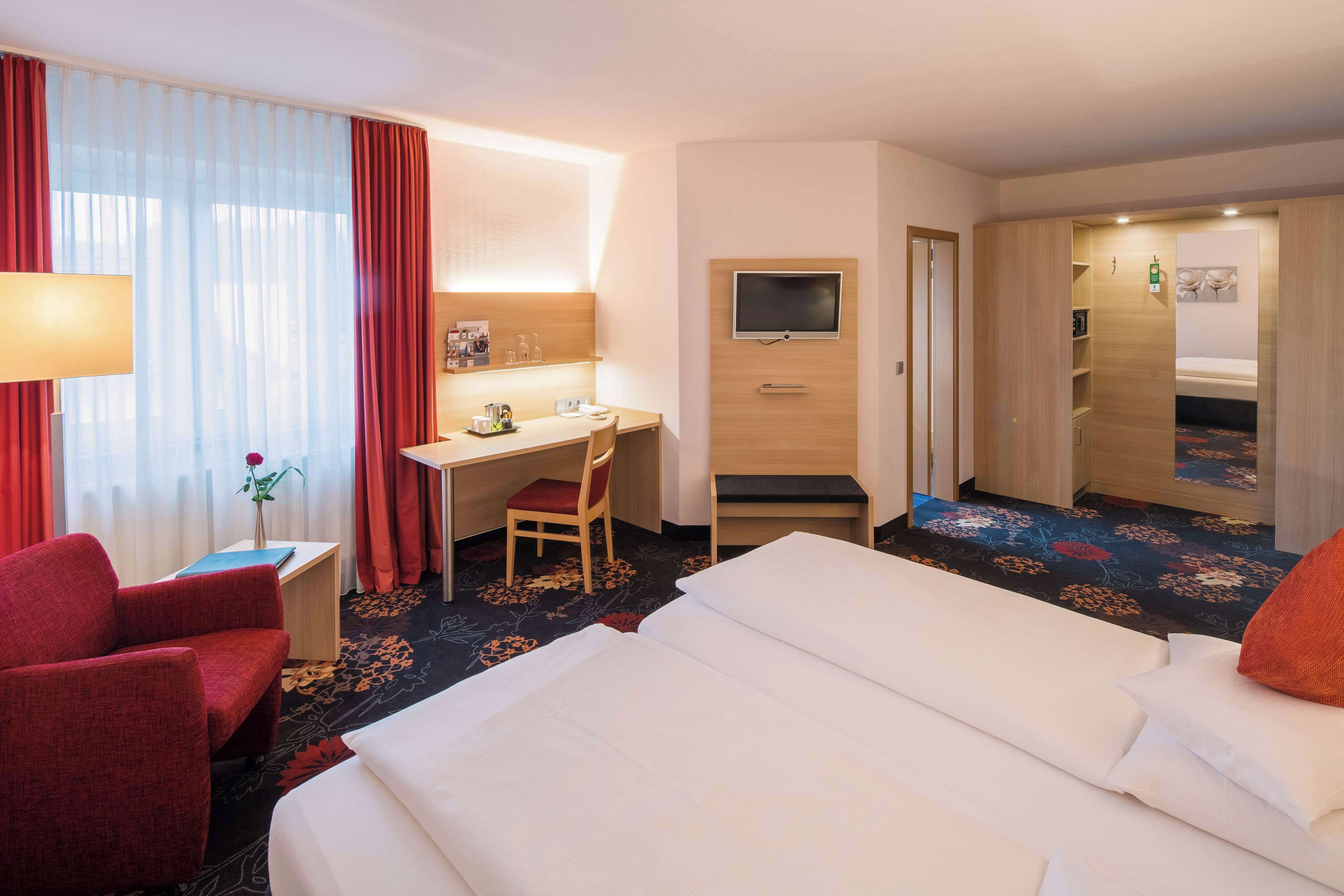 comfort room, 2 single beds (larger room;quiet location) | 1 bedroom, in-room safe, free wifi, bed sheets