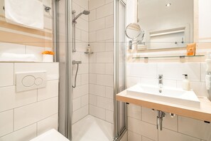 Quarto solteiro standard | Banheiro | Chuveiro, produtos de toalete grátis, secador de cabelo 