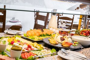 每日供應自助早餐 (每人 EUR11)