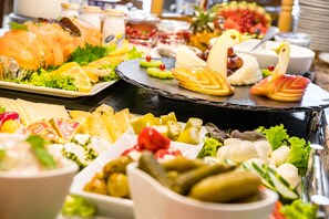 Tägliches Frühstücksbuffet (11 EUR pro Person)