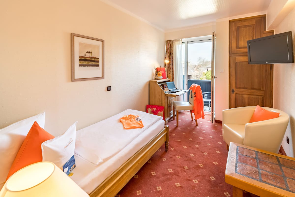 Standard Single Room | In-room safe, rollaway beds (surcharge), WiFi (free), bed sheets