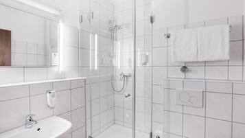 Dusche, Haartrockner, Handtücher, Seife