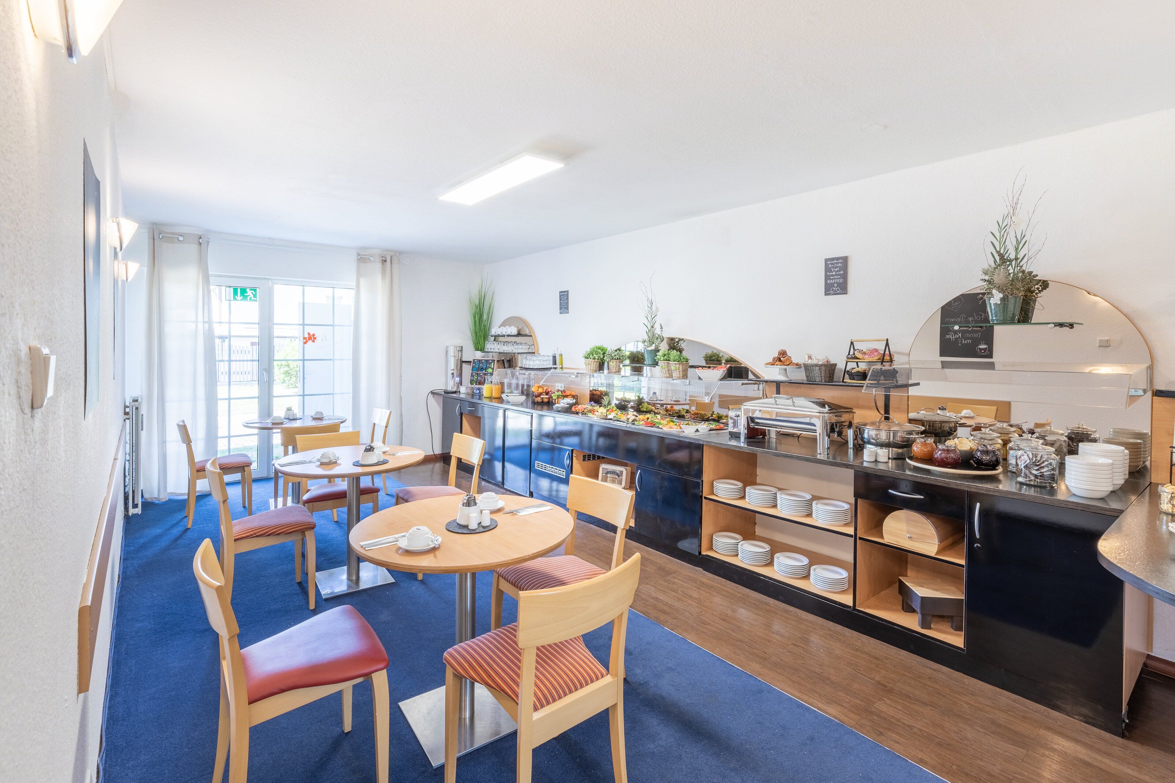 Se ofrece un desayuno bufé todos los días (12.50 EUR por persona)