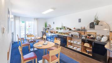 Se ofrece un desayuno bufé todos los días (12.50 EUR por persona)