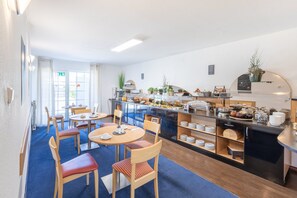 Petit déjeuner buffet (12.50 EUR par personne)