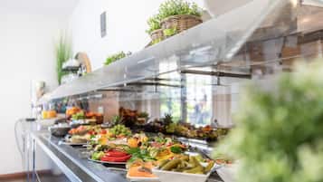 Komplett frukost varje dag (EUR 10 per person)