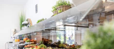 Desayuno completo (EUR 10 por persona)