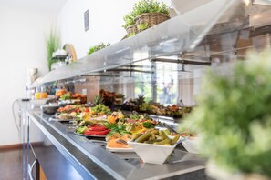 Desayuno completo diario (EUR 10 por persona)