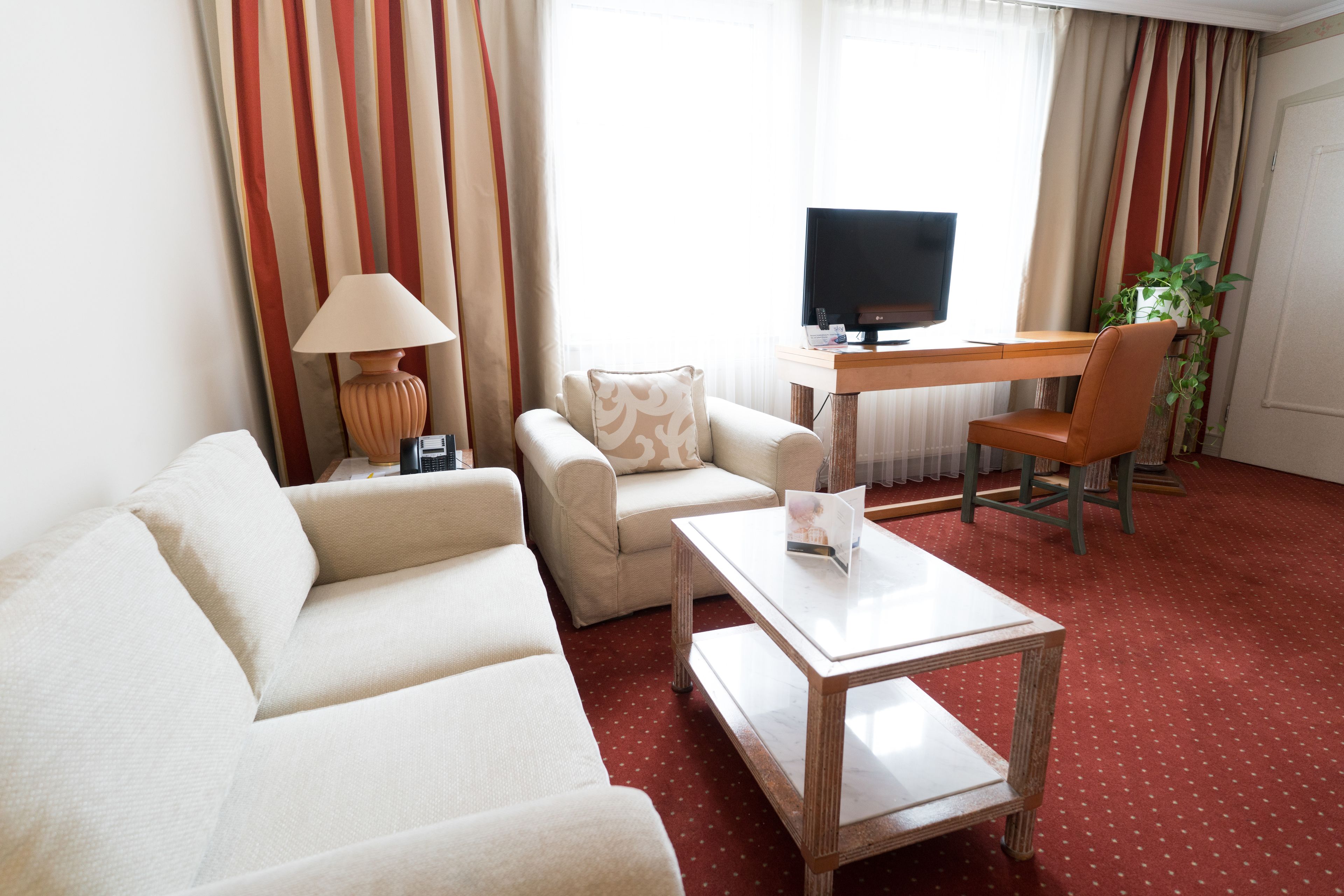 1 bedroom, premium bedding, desk, laptop workspace