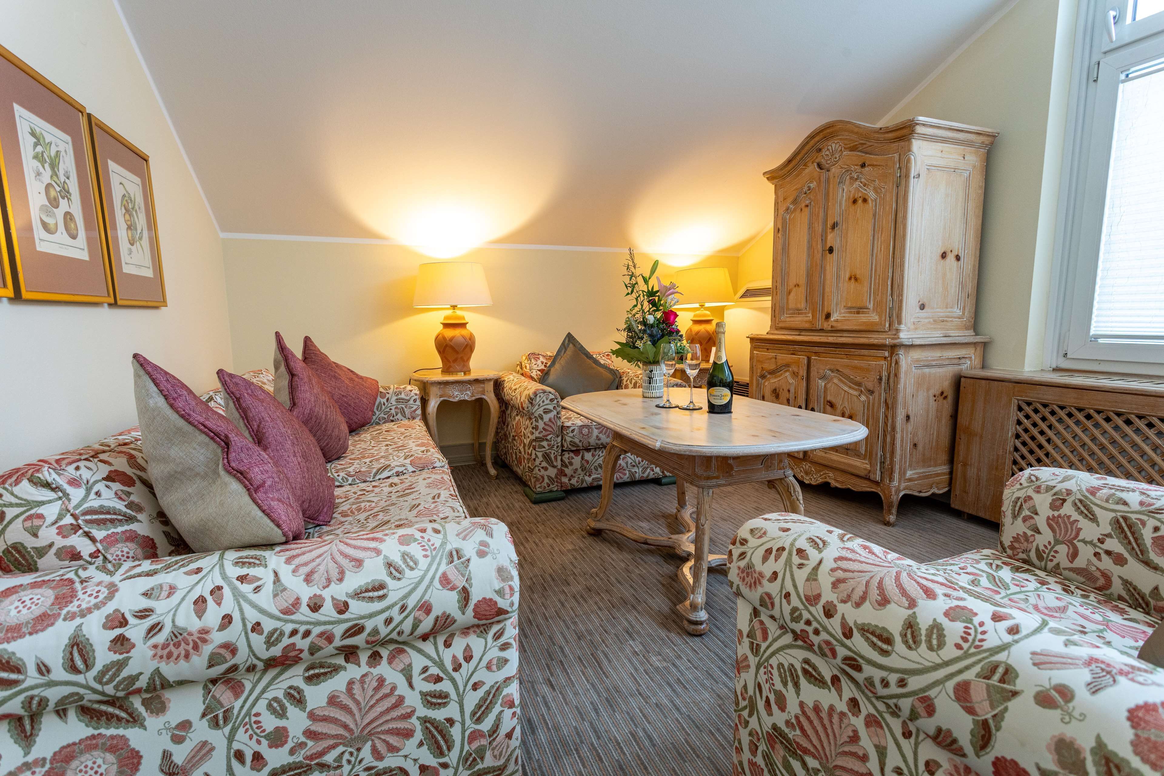 1 bedroom, premium bedding, desk, laptop workspace