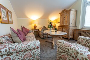 Premium bedding, desk, laptop workspace, blackout drapes - Olymp Munich (Eching)